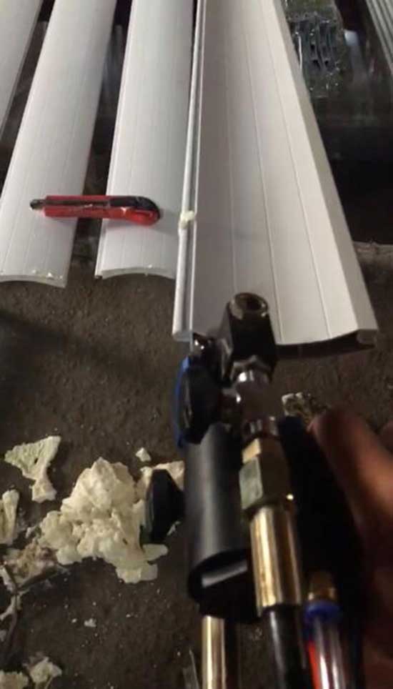 廠房卷簾門保溫澆注填充聚氨酯發(fā)泡機(jī)(圖1) 廠房卷簾門保溫澆注填充聚氨酯發(fā)泡