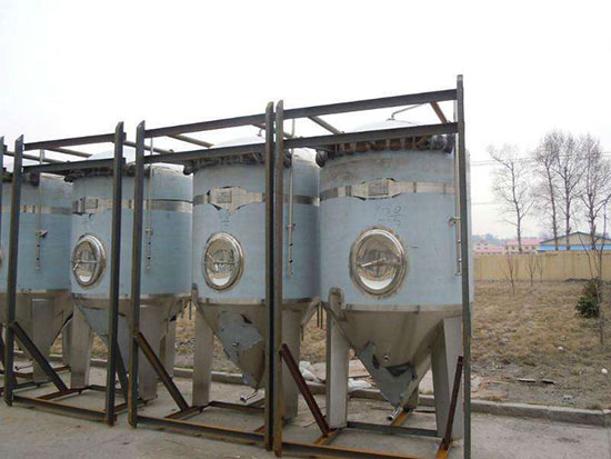 啤酒罐聚氨酯發(fā)泡填充夾層 發(fā)泡機(jī)(圖1) 啤酒罐聚氨酯發(fā)泡填充夾層