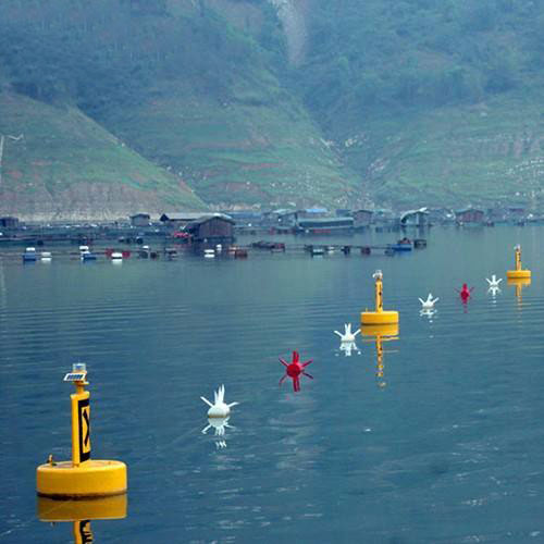 航道浮標(biāo)噴涂聚脲有什么作用能防腐蝕嗎 小型噴涂機怎么樣(圖1) 航道浮標(biāo)噴涂聚脲用能防腐蝕