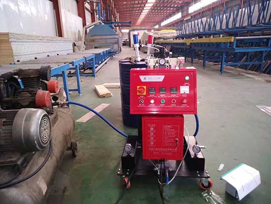 牧原養(yǎng)豬場(chǎng)保溫板連接處怎么處理噴涂聚氨酯行不行(圖2) 牧原養(yǎng)豬場(chǎng)保溫板連接處噴涂聚氨酯保溫設(shè)備