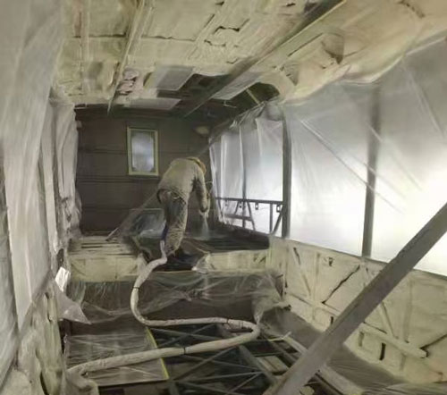 聚氨酯噴涂機(jī) 車廂頂棚保溫隔熱(圖4) 車廂頂棚保溫隔熱聚氨酯噴涂發(fā)泡現(xiàn)場(chǎng)