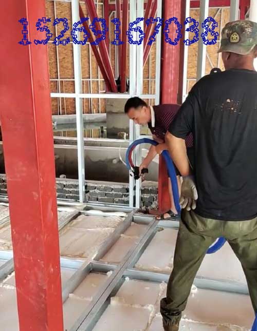 聚氨酯噴涂機活動房屋隔熱保溫現(xiàn)場施工(圖2) 聚氨酯活動房屋隔熱保溫案例