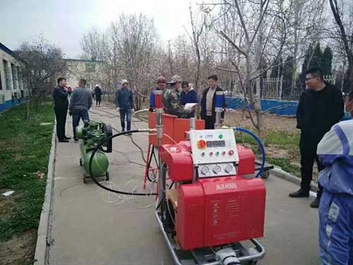 糧庫現(xiàn)場發(fā)泡聚氨酯隔熱保溫(圖2) H5600糧庫現(xiàn)場發(fā)泡聚氨酯隔熱保溫發(fā)泡機(jī)